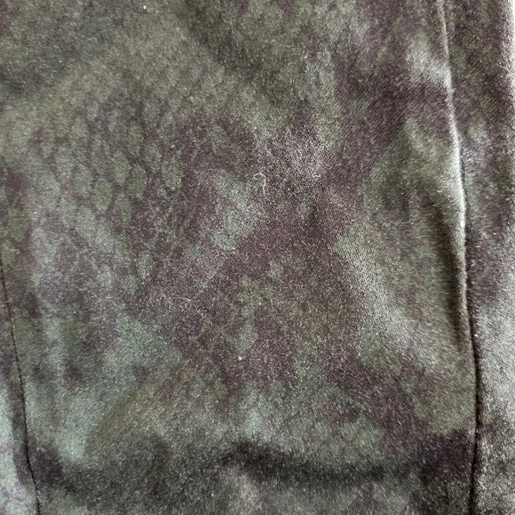 7 For All Mankind High Waist Ankle Skinny In Green Python Size 24 NWT - Picture 3 of 8